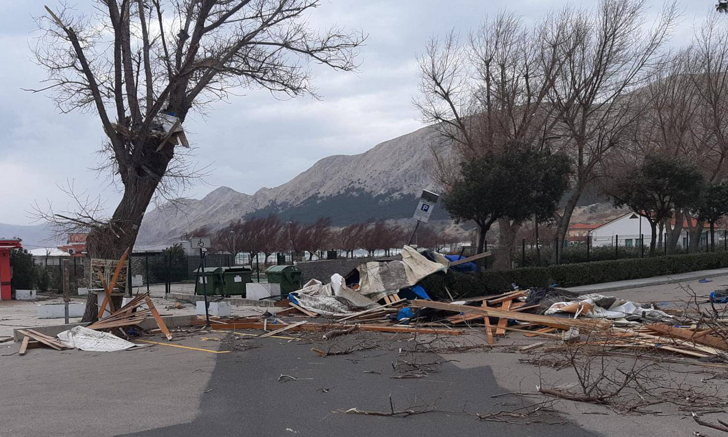 VIDEO Pogledajte kako je bura na Krku uništila krov restorana: 'Pa ovo je moglo nekoga ubiti!'