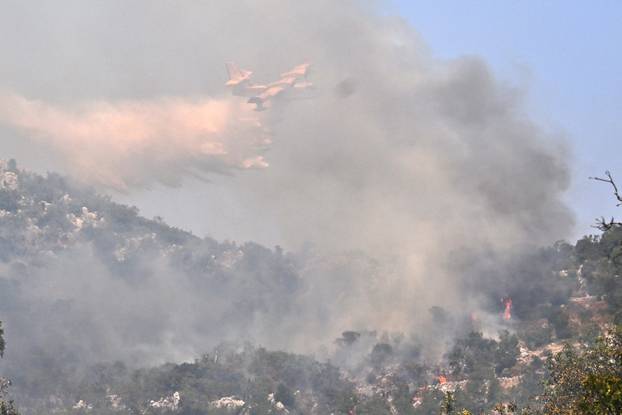 FOTO Kanaderi cijeli dan u akciji: Pogledajte kako gase požare diljem Dalmacije