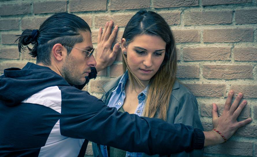 15 znakova da imate muža koji vas kontrolira i kako se spasiti