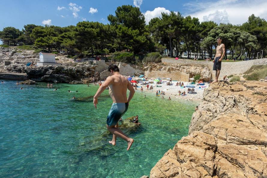 Pula: Havajska plaža na Verudeli raj je za kupače i ljubitelje skokova sa stijena