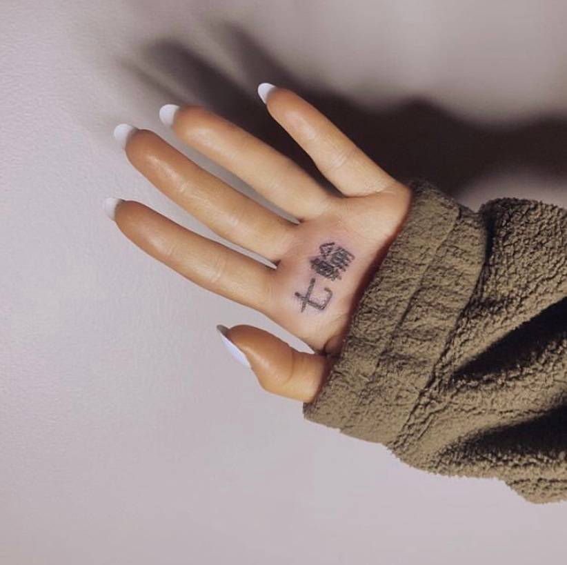 Ariana opet zeznula tetovažu: Njezino značenje je nebuloza...