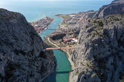 Pogled iz zraka: Spojen most u Omišu, traju zadnje pripreme za svečano otvorenje