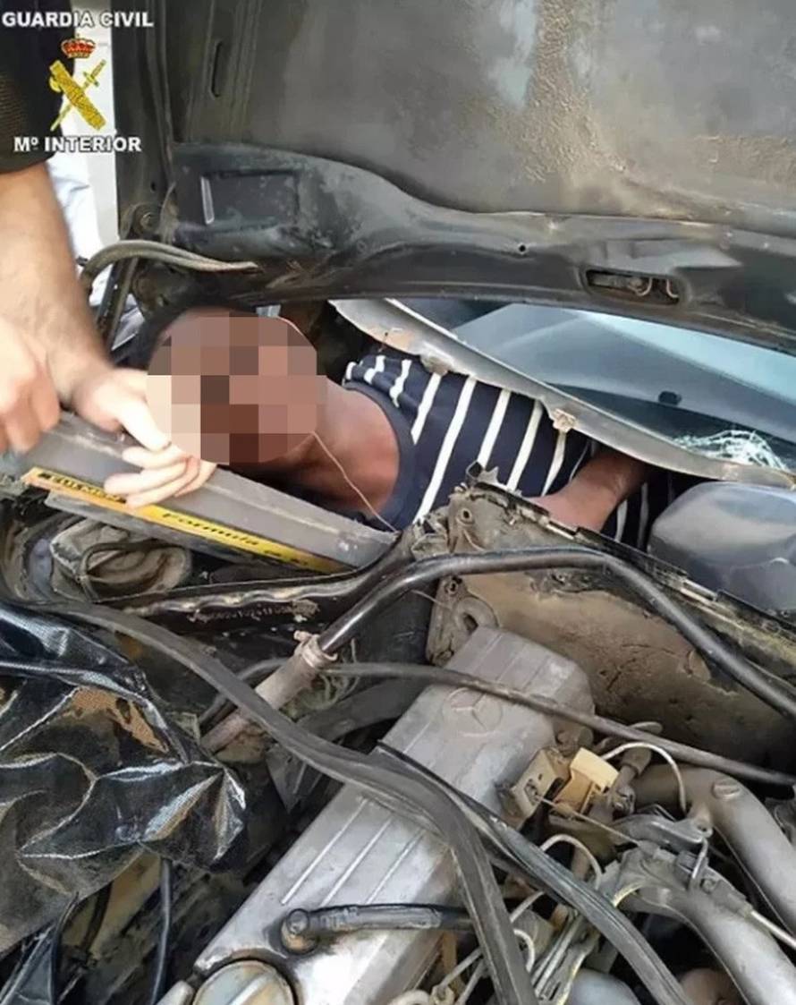 Migranti se nagurali pod haubu i kontrolnu ploču automobila