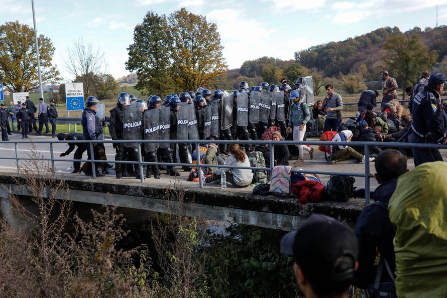Migrants at the Maljevac border crossing between Bosnia and Croatia