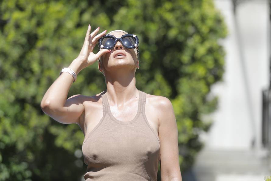 Singer Jelena Karleusa announced a concert on the music streaming platform YOU BOX.Pevacica Jelena Karleusa najavila koncert na muzickoj streaming platformi YOU BOX.