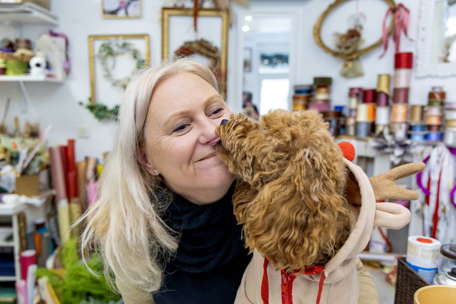 24sata: Pula: Pas pozira ispred cvjećarnice i glumi soba