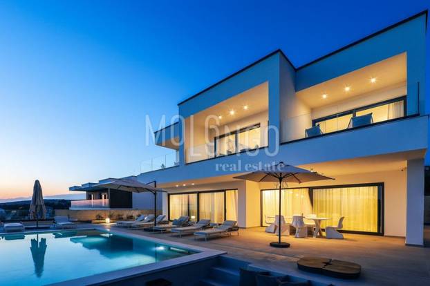 Opa! Vila na Pagu opremljena je tako da ni ne morate na plažu