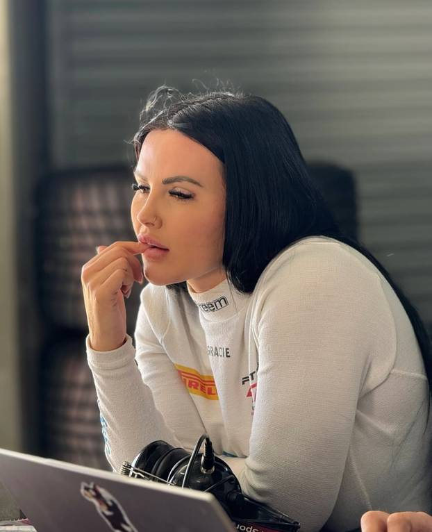 Iz trkaćih automobila prebacila se na OnlyFans i 'diže' milijune