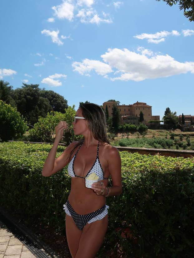 FOTO Žena golferske zvijezde u bikiniju zapalila internet: 'Suhi siječanj je gotov, treba mi vino'