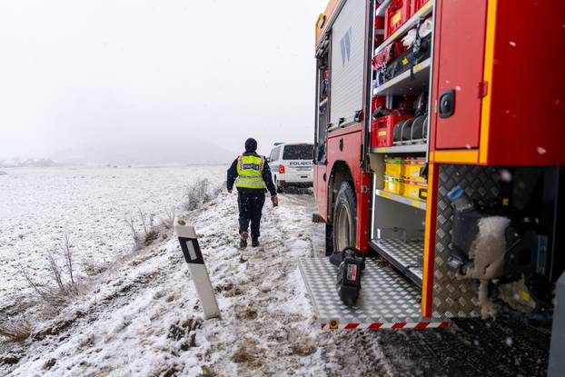 Otočac: Vatrogasci izvukli osobu koja je teretnim vozilom sletjela s ceste