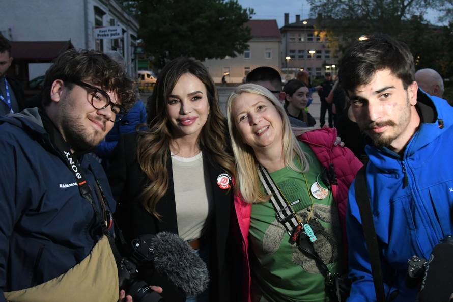 Virovitica: Severina dočekala srpske studente koji trče do Bruxellesa