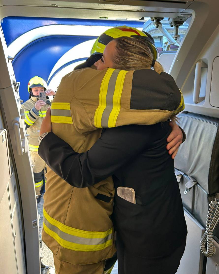 FOTO Vatrogasac u zagrebačkoj zračnoj luci zaprosio stjuardesu: 'Kad je rekla da, stres je nestao'