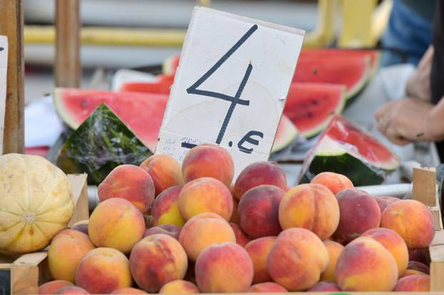 Šibenik: Subotnja ponuda vo?a i povr?a na gradskoj tržnici