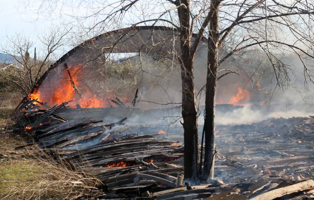 Å ibenik: U potpunosti izgorio Hangar - prostor u vojarni za koncerte i zabavne manifestacije