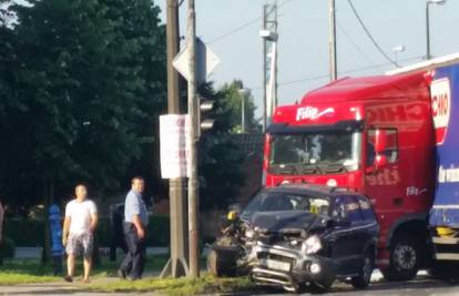 Kutina: Izlazila s benzinske i autom se zabila u teretnjak