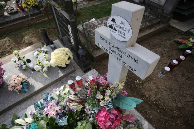 Osijek: Grob Jove Stanisavljevića Čaruge na Aninom groblju