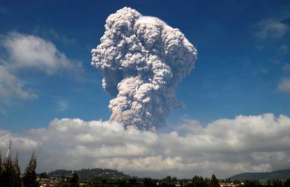 Bujica usijanog plina od 4 km: Eruptirao vulkan na Sumatri