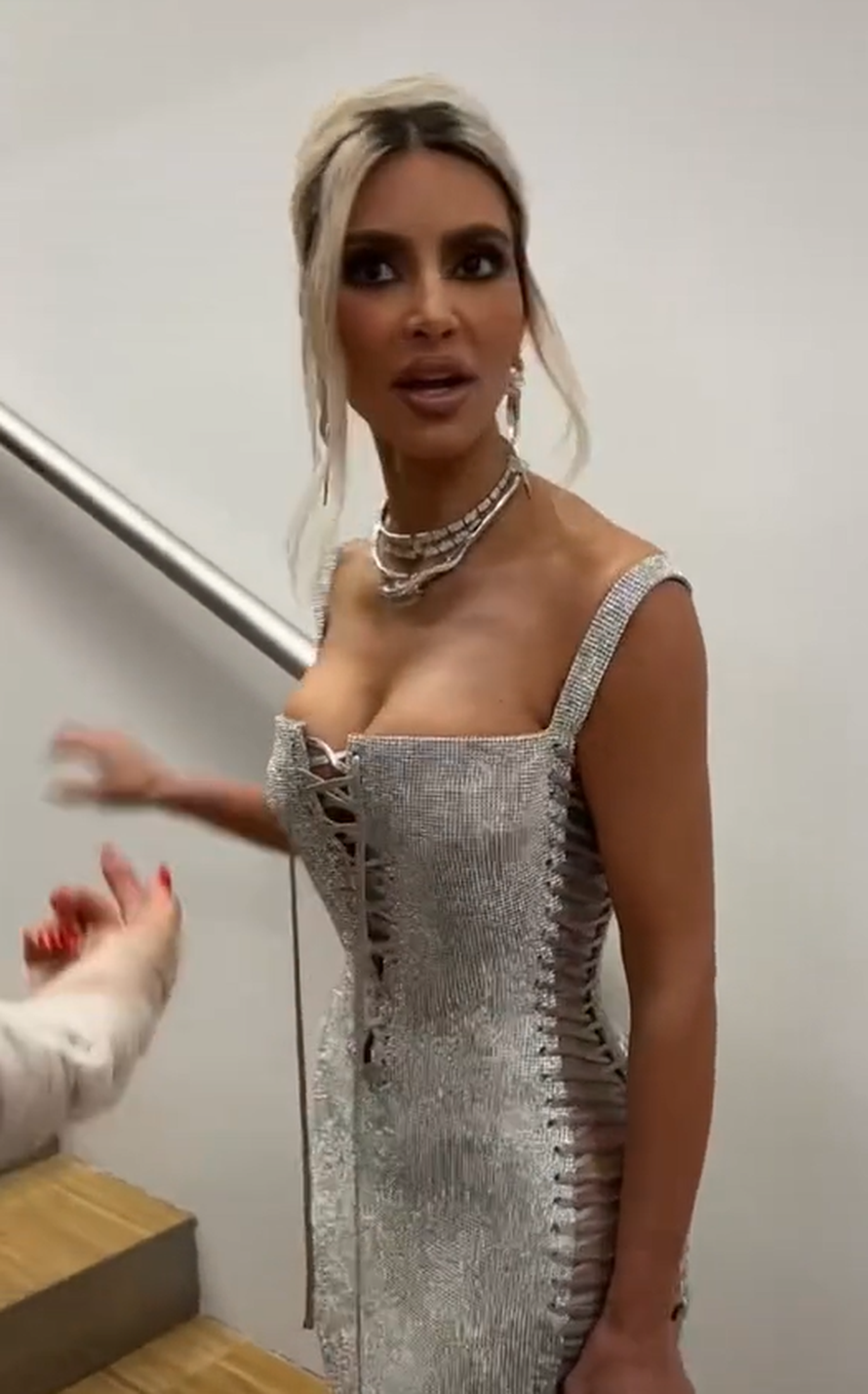 Urnebesan video Kardashianke postao hit: Zbog uske haljine skakala je po stepenicama