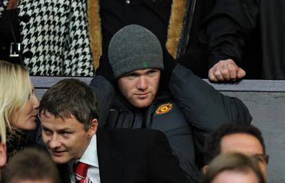 Vrijeđali W. Rooneyja pa je u poluvremenu napustio stadion