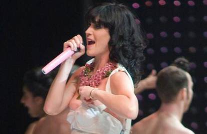 Katy Perry: Puno prdim na pozornici jer sam plinovita