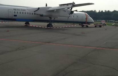 Avion CA prisilno sletio zbog puknute ploče u stajnom trapu