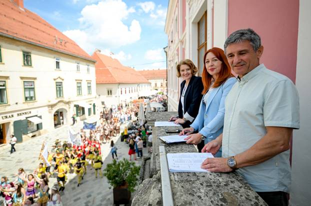 Maturanti u Varaždinu započeli svoj mimohod minutom šutnje za ubijenog Luku (19) iz Drniša