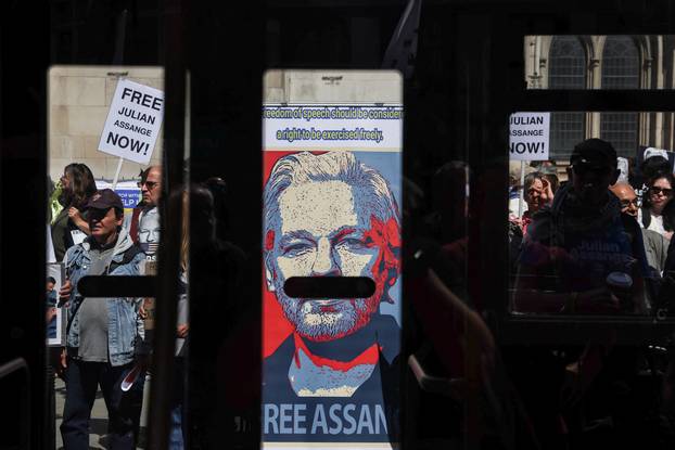 Pristaše Assangea pred sudom u Londonu