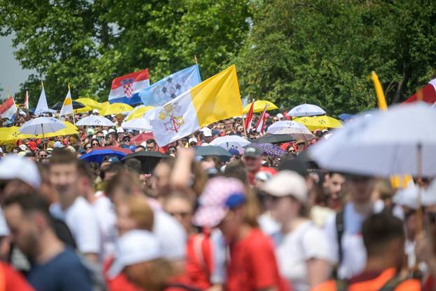 Zagreb: Antunovski hod mladih koji predvodi fra Stjepan Brčina krenuo je iz Sesvetskih sela