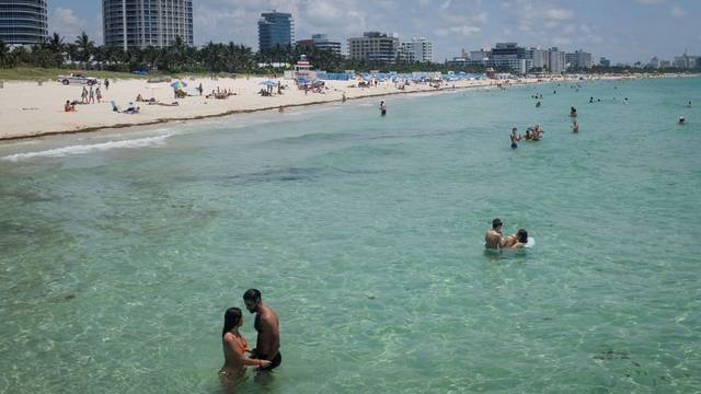 Miami je otvorio svoju predivnu plažu, no i dalje ljudi ne smiju biti previše blizu jedni drugima