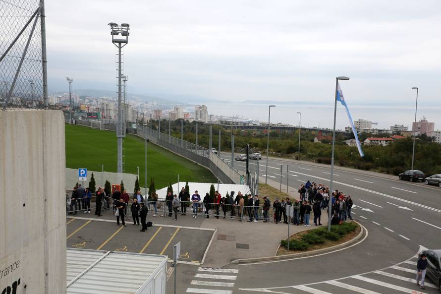 Navijači satima čekaju na ulaznicu za utakmicu Hrvatska - Slovačka