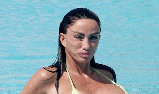 Bujna Katie Price operirala je grudi 17 puta. Objavljene fotke s bazena. Pišu joj: Pa ti ne toneš!