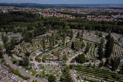 FOTO Strašne snimke Mirogoja iz zraka nakon nevremena: Porušena stabla i spomenici