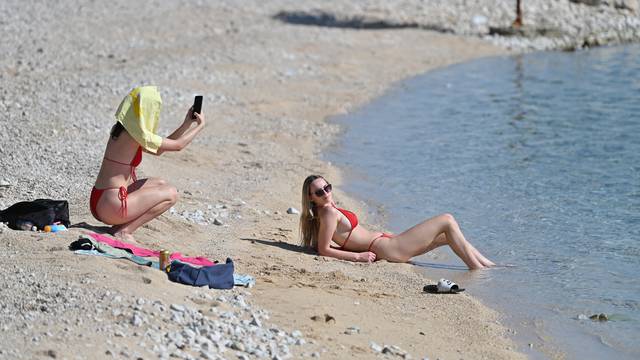 Dvije djevojke uživale na plaži u Makarskoj