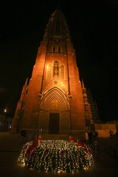 Upaljena prva adventska svijeća u Osijeku