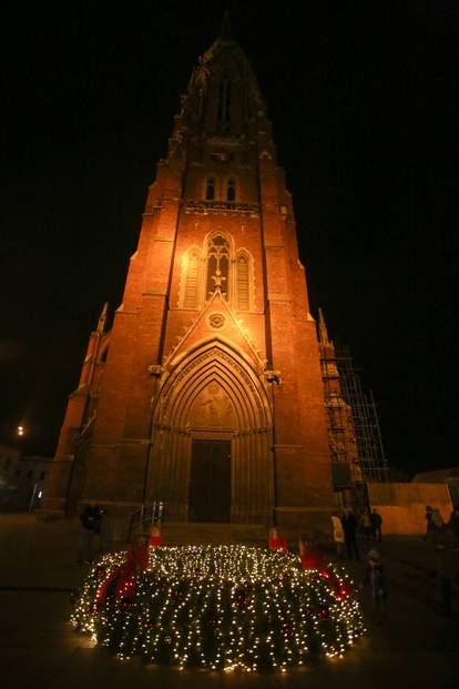 Svijeća nade je upaljena u svim gradovima, pogledajte kako su ukrašeni za ovogodišnji Advent