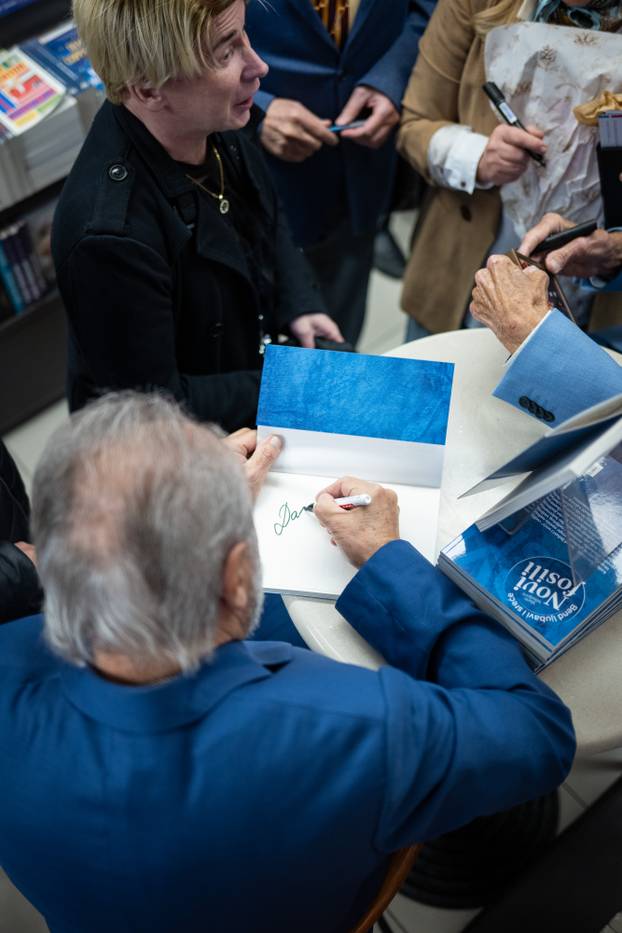 Zagreb: Članovi benda Novi fosili potpisivali svoju novu knjigu te se družili s obožavateljima