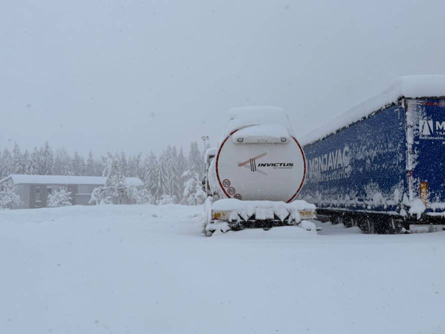Gusti snijeg paralizirao Gorski kotar: 'Mećava je, probijamo se do Zagreba. Neumorno pada!'