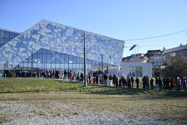 Zagrepčani pohrlili na Sljeme, veliki redovi za žičaru 
