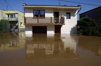 FOTO Povijesni gradić u Poljskoj pod vodom: Spasioci evakuiraju građane i ljubimce u čamcima