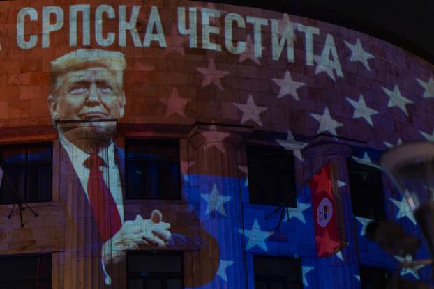 Banja Luka: Palača Republike u bojama zastave SAD-a i likom Donalda Trumpa