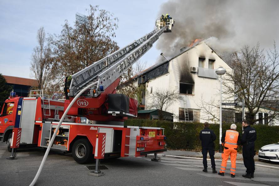 Zagreb: Vatrogasci gase požar na obiteljskoj kući u Maksimiru