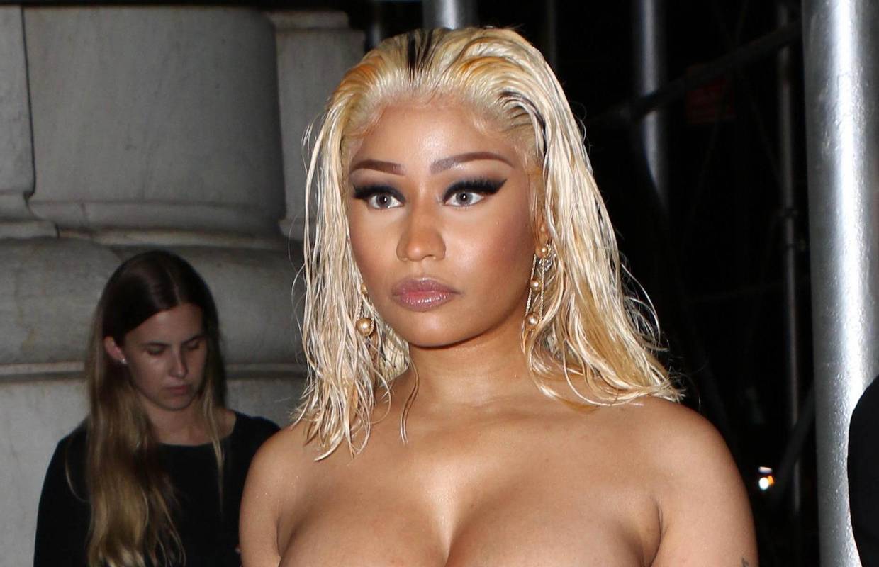 Nicki Minaj počastila fanove za rođendan: Skinula se do kraja, a u rukama drži svečanu tortu