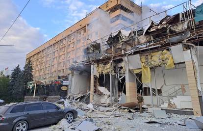 U ruskom napadu na restoran u Kramatorsku poginulo najmanje troje, a ozlijeđeno najmanje 25