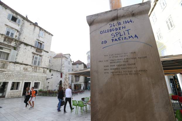 Split: Ante Jelaska na spomenik flomasterom dopisao datum oslobo?enja Splita od fašizma