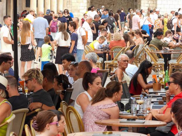 Dubrovnik ljeti, tisuće posjetitelja, ali i bogata ponuda za svakoga