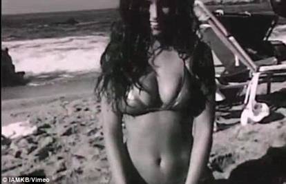 Kelly Brook izvijala se na plaži u Meksiku u oskudnom bikiniju