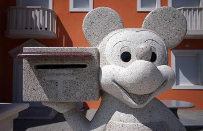 Povratniku iz SAD-a kuću čuva kameni Mickey Mouse