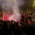 U Beogradu bez većih nereda: Otjerali huligane s bakljama, novinaru su raskrvarili glavu
