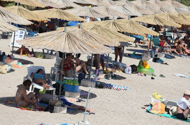 Brodarica: Turisti osvježenje od vrućine pronašli na plaži Rezalište