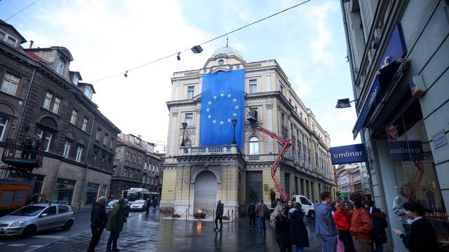 Sarajevo: Povodom dobijanja kandidatskog statusa u Titovoj ulici postavljana velika zastava EU